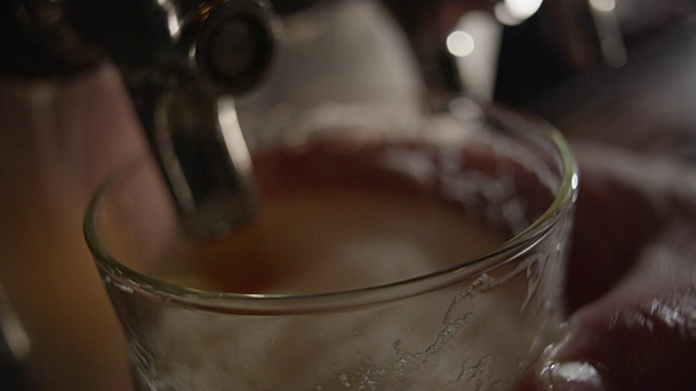 啤酒从水龙头里冒着泡沫溢出来视频素材