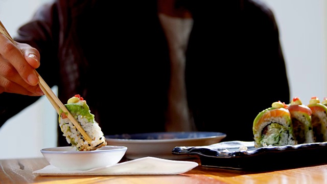 在4k餐厅吃寿司的女人视频素材