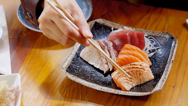 一个女人在4k餐厅吃寿司视频素材