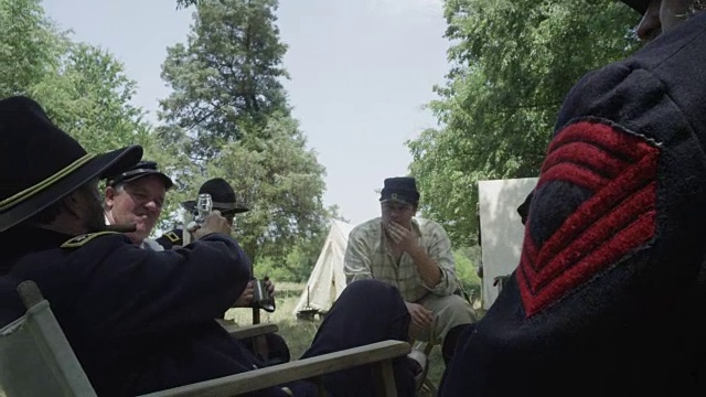 革命战争士兵通过饮水机视频素材