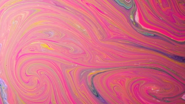抽象的迷幻的背景。牛奶慢镜头里的粉色油漆视频素材