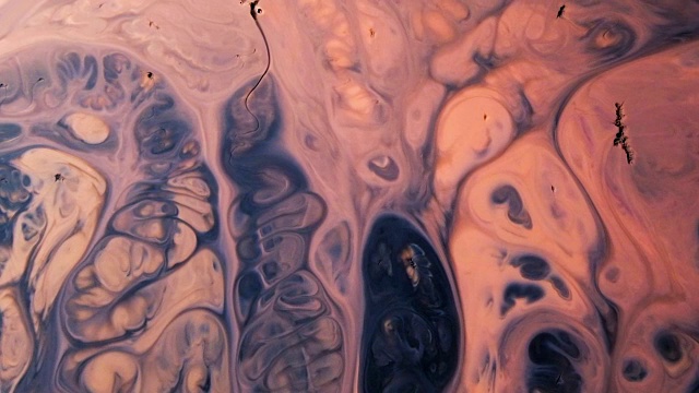 抽象的迷幻的背景。多色油墨在牛奶中缓慢稀释视频素材
