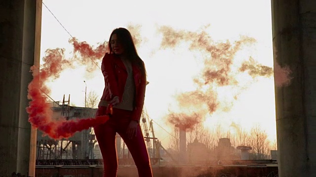美丽的女人与红色的烟雾在缓慢的舞蹈视频素材