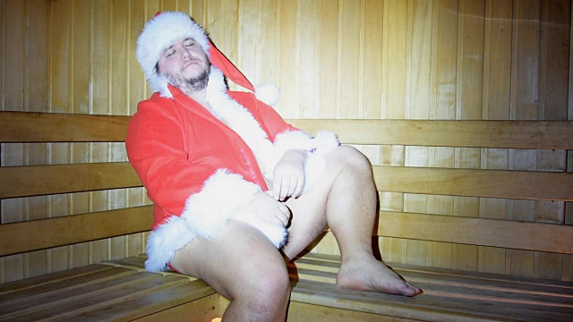 有趣的圣诞老人正在芬兰的桑拿房里休息。视频下载