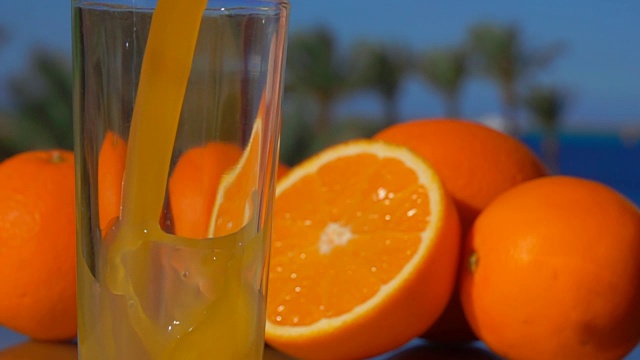特写橙汁倒入玻璃杯视频素材