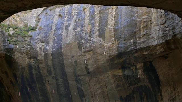 色彩斑斓的大洞穴视频下载