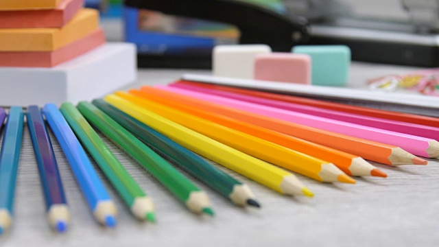 彩色铅笔，橡皮和纸视频素材