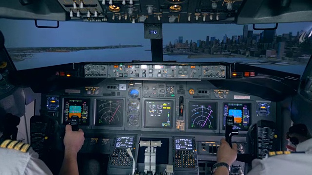 飞行员在飞行模拟器中控制空中客车。视频素材