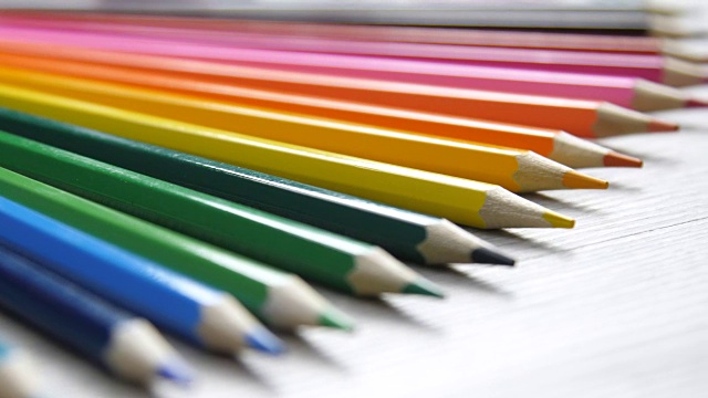 彩色铅笔漂亮地摆放在桌子上视频素材