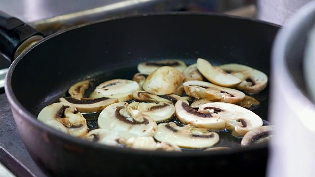 用植物油在平底锅中炸碎的蘑菇视频素材
