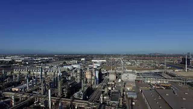 无人机拍摄的是洛杉矶的大型工业工厂视频下载