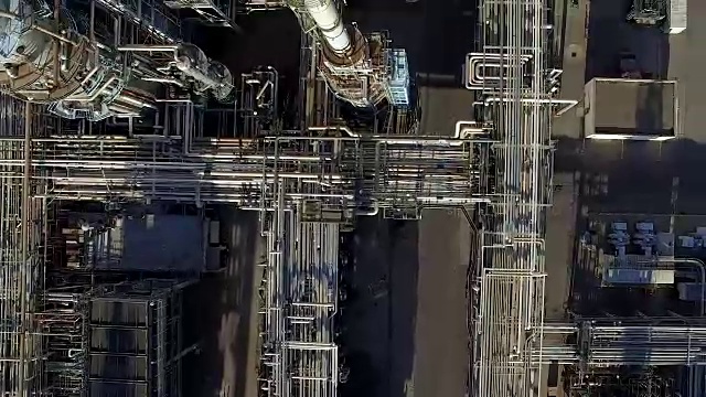 工厂巨大烟囱的顶视图视频下载