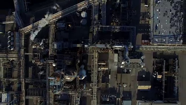 俯瞰上升的庞大的长滩工厂视频下载