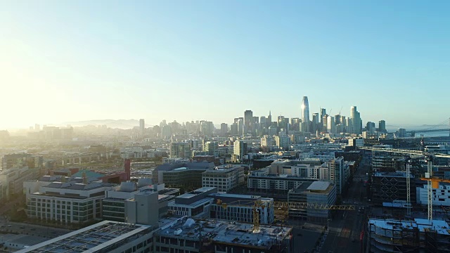 日落时旧金山城市地平线的鸟瞰图视频素材