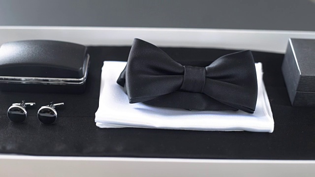 桌子上有黑色领结。时尚背景。视频下载