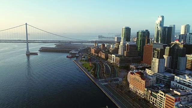 鸟瞰图旧金山城市天际线和Embarcadero在日出视频素材