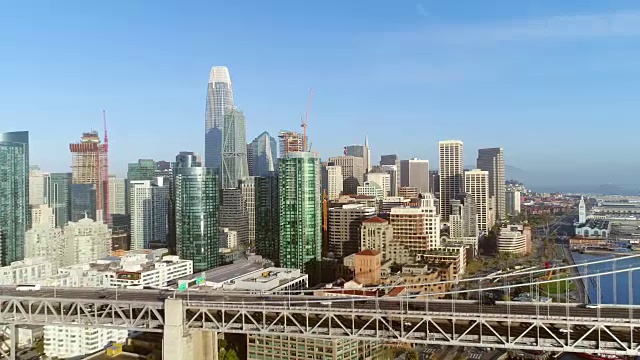 鸟瞰图旧金山城市天际线和海湾大桥在日出视频素材
