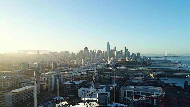 日落时旧金山城市地平线的鸟瞰图视频素材