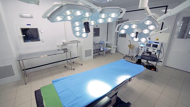 房间里的手术台和手术灯。视频下载