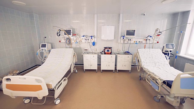 有两张床和医疗设备的病房。4 k。视频素材