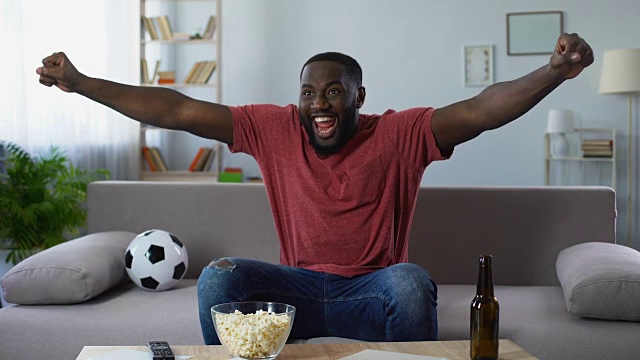 美国黑人男子观看体育比赛，高兴的球迷胜利尖叫视频素材
