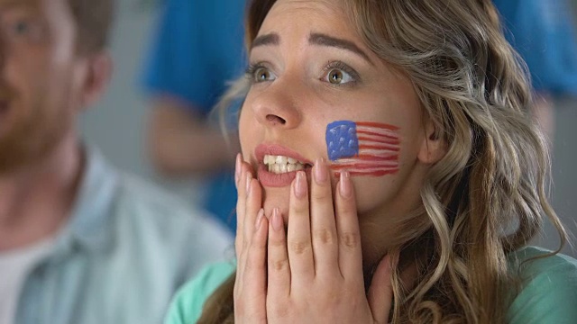美国女球迷在家看足球比赛，庆祝胜利视频素材