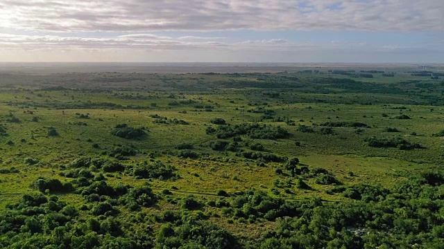 鸟瞰图，滑翔伞飞越草地和山丘在罗查部门，乌拉圭视频素材