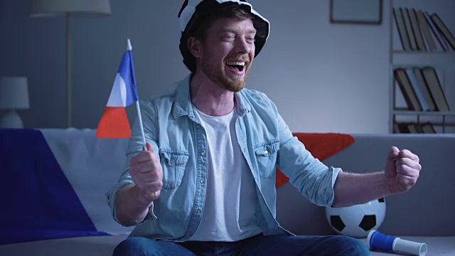 法国球迷挥舞旗帜，看比赛电视，庆祝进球，比赛视频素材