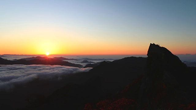 照片:日本爱媛，石竹山傍晚的云海和夕阳。视频下载