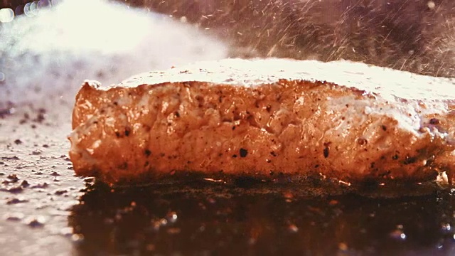 SLO MO烧烤盘上煎牛排的特写镜头视频素材