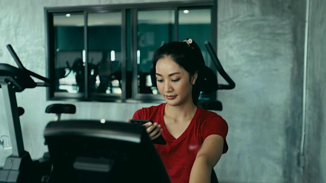 在健身房锻炼的美女，慢动作视频下载