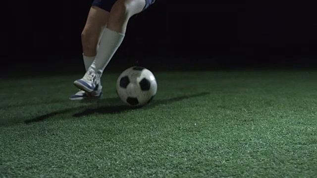 年轻的足球运动员在运球视频素材