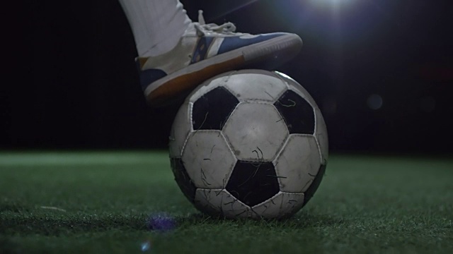 少年运动员踢足球的脚视频素材