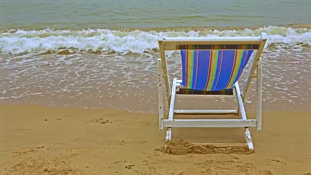 沙滩上的太阳椅视频素材
