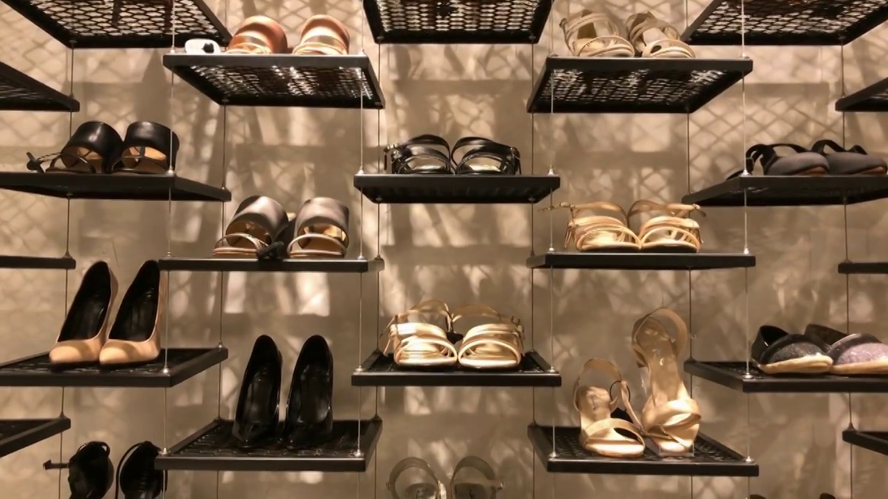 购物中心零售店的鞋柜视频下载