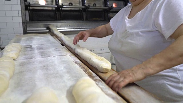 传统的意大利面包店。面包师准备烤面包视频素材