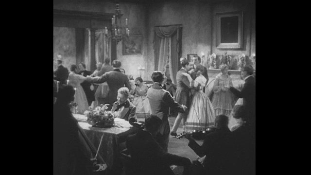 不善社交的亚伯拉罕·林肯在玛丽·托德和史蒂芬·道格拉斯跳舞时站在旁边视频素材