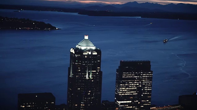 在西雅图拍摄普吉特湾的城市直升机视频素材