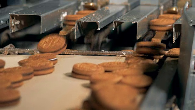 饼干是从工厂的装配线上生产出来的。4 k。视频素材