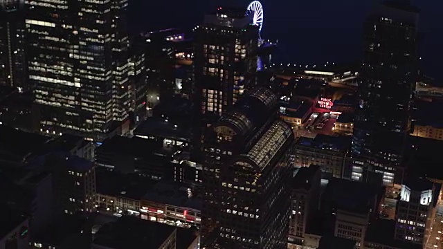 直升机拍摄夜晚的西雅图海滨街道视频下载
