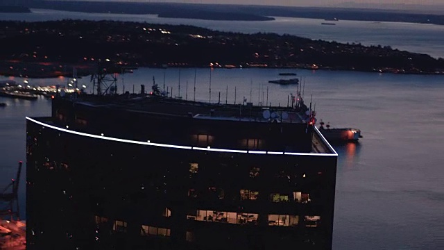 直升机拍摄摩天大楼顶部海洋背景视频素材