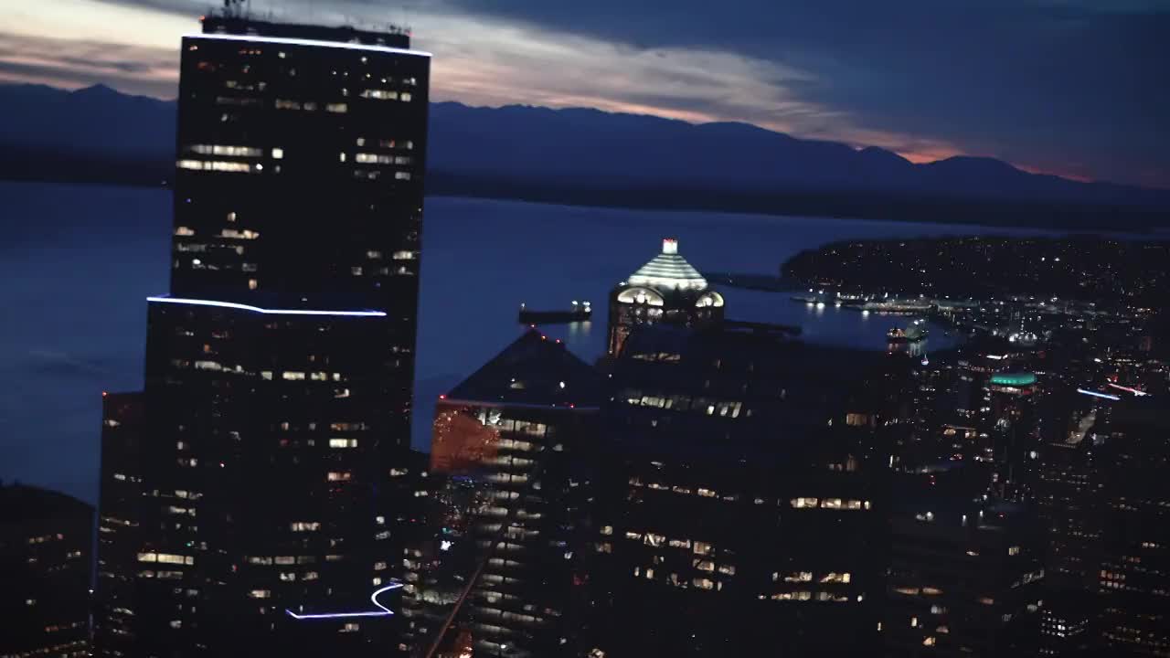 夜间直升机飞过西雅图大楼视频素材