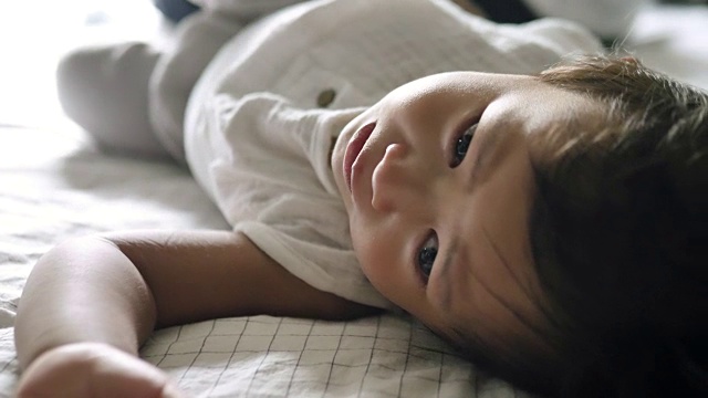 亚洲男婴早上醒来。视频素材