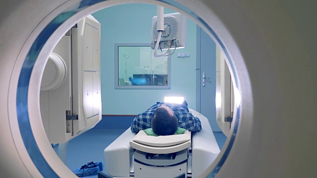 男性患者在CT MRI扫描仪与医生。视频素材