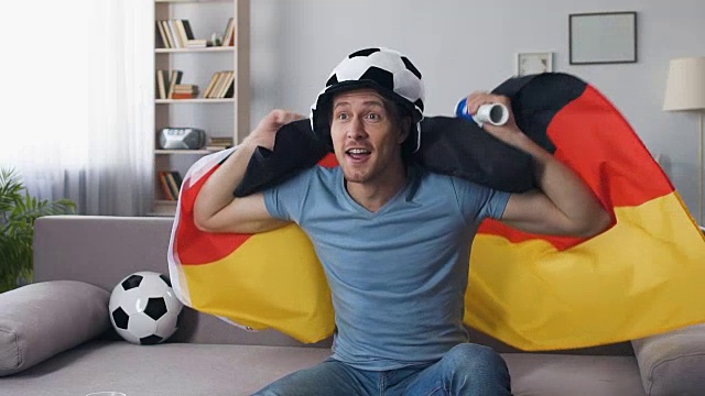 德国球迷庆祝国家队的胜利，带着国旗跳起来视频素材