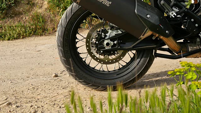 运动耐力摩托车车轮在沙地上打滑时启动视频下载