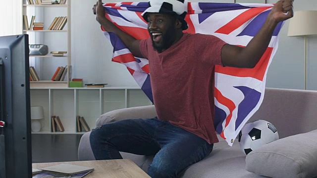 英国球迷庆祝国家队的胜利，带着国旗跳起来视频素材