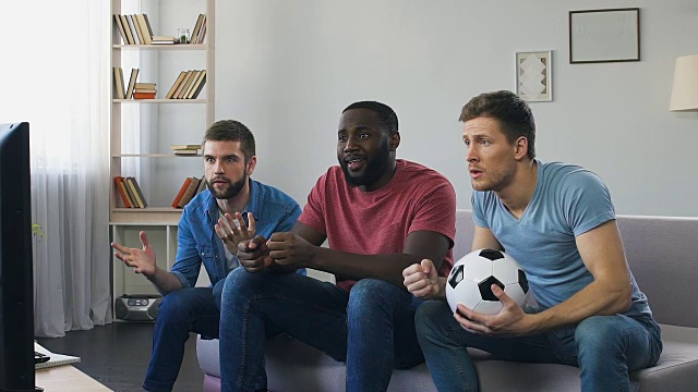 男人们在观看足球比赛，对进球的期待很高，进球后爆发出吼声视频素材