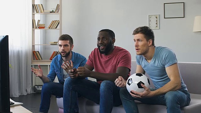 球迷在家观看决赛，进球后咆哮，男人聚集视频素材
