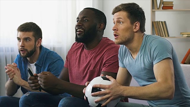 朋友们在观看足球比赛的决赛，进球后爆发出哄堂大笑视频素材